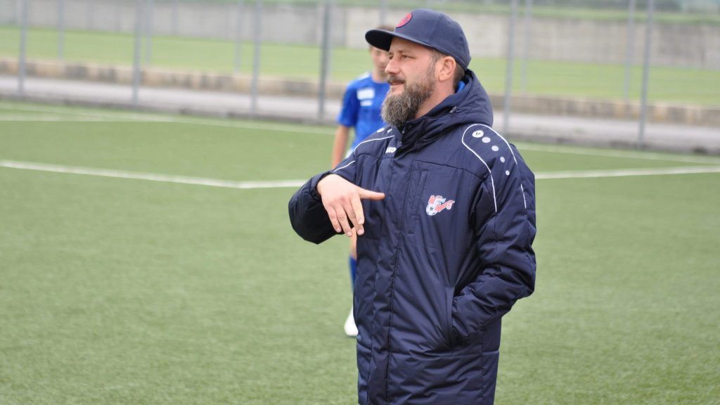 Mit neuem Trainer in neuem Stadion