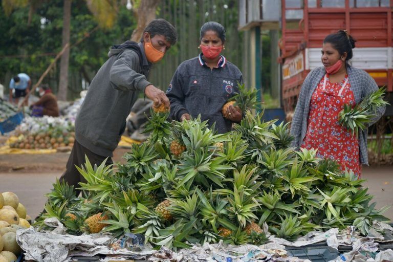 Jede Menge Ananas gibt es bei diesem Obsthändler auf einem Markt in der indischen Metropole Bangalore zu kaufen. AFP