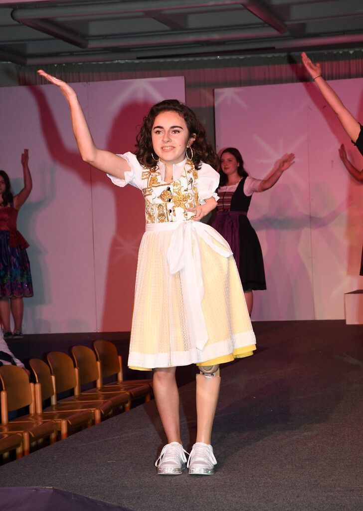 Julia auf dem Laufsteg der alljährlichen HTL-Modenschau.