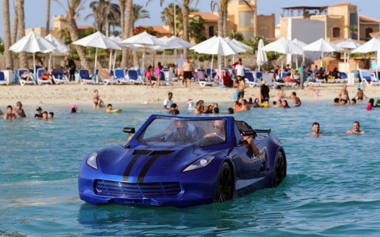 Karim Amin ist einer von drei Ägyptern, die ein schwimmendes Auto entwickelt haben. Vor Alexandrias Küste macht er eine Probefahrt. reuters