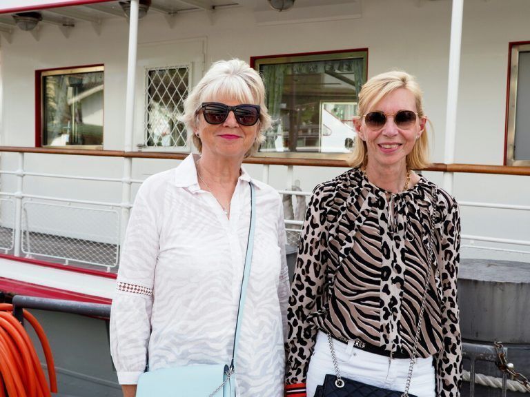 Karin Burger und Gabi Schotter genossen die Kunst am Schiff.