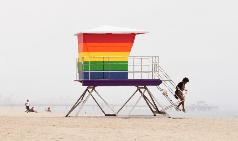 Klares Zeichen für LGBTQ-Rechte: Ein Rettungsschwimmerturm in Long Beach, Kalifornien, leuchtet in Regenbogen-Farben.  AFP