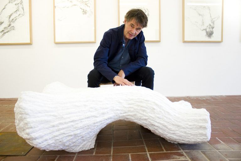 Künstler Albrecht Zauner zeigt seine Skulptur und Bilder im milk-ressort. Franc