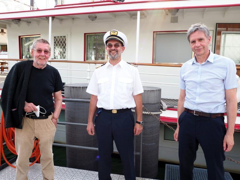 Künstler Gottfried Bechtold, Kapitän Florian Pausch und KUB-Direktor Thomas D. Trummer im Bregenzer Hafen. Juen