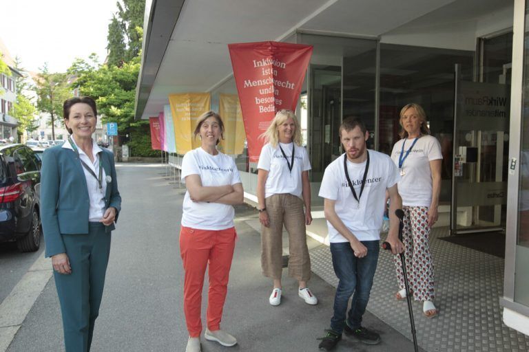 Landesrätin Martina Rüscher (l.) sowie Stefanie Rüscher, Gerda und Simon Obrist mit Ingrid Rüscher.aME