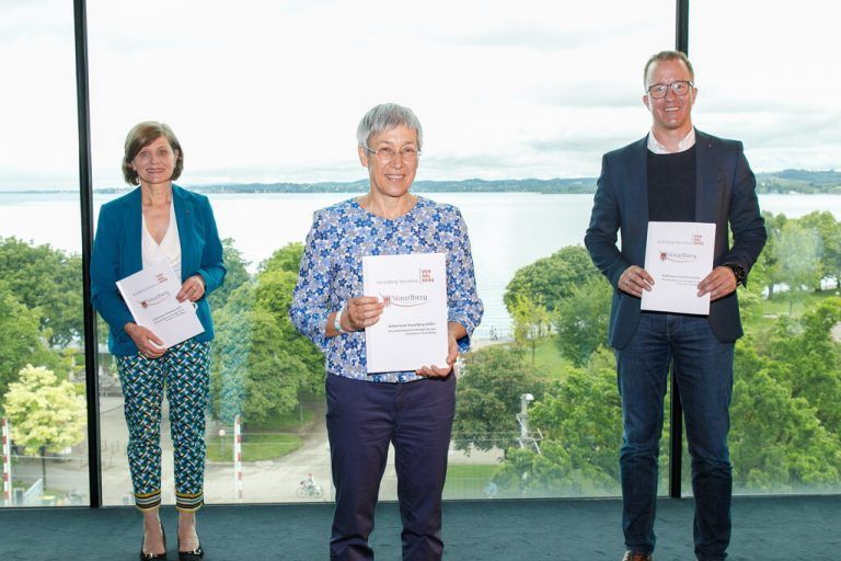 Landesstatthalterin Barbara Schöbi-Fink, Sozialwissenschaftlerin Eva Häfele und Landesrat Christian Gantner im Panoramaraum im Vorarlberg Museum. Hofmeister
