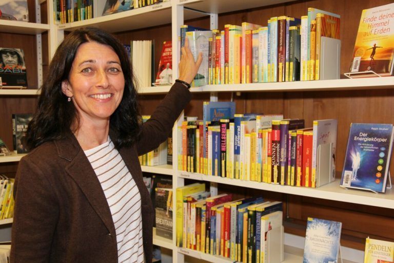 Leiterin Karin Valasek von der Bibliothek Montafon und ihr Team rücken den „Lebensraum Wald“ in den Fokus der Standesbibliothek im Haus Montafon. www.meznar.media