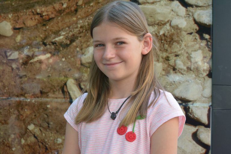 Man muss ziemlich vorsichtig beim Graben sein, da man sonst den Fund beschädigen könnte. Ich habe einen Knochen gefunden. Der war sehr gut versteckt. Den Vormittag als Archäologin fand ich sehr spannend. Irina Suppan, 10 Jahre