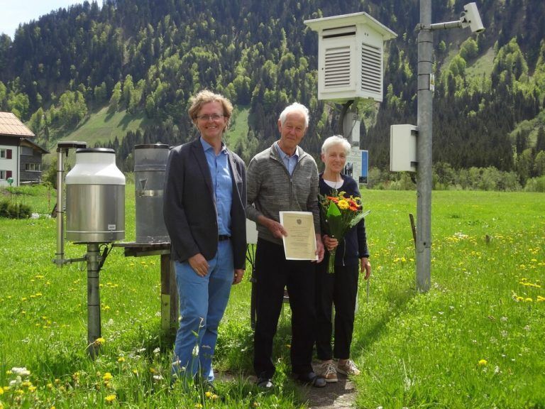 Manfred Bauer von der ZAMG mit Reinold und Aurelia Matt (75): „Eine so lange Tätigkeit als Wetterbeobachter ist äußerst selten“, so Bauer.