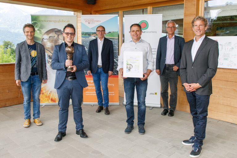 Martin Staudinger (l.), Bürgermeister Simon Lins, LR Johannes Rauch sowie Markus Hartmann, Josef Burtscher und Matyas Scheibler.Energieinstitut, BH