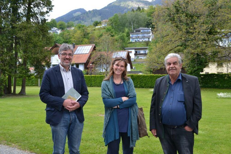 Michael Kasper, der Herausgeber der Bludenzer Geschichtsblätter 128 und 129, die den Titel „ 150 Jahre Alpenverein“ tragen, steht hier zusammen mit den zwei Referenten Edith Hessenberger und Thomas Gamon. BI