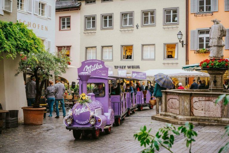 Milka feiert sein 120-jähriges Jubiläum. Anlässlich dazu gibt es in Bludenz neue Haltestellen für das lila Milka-Zügle.Hefti Impressions