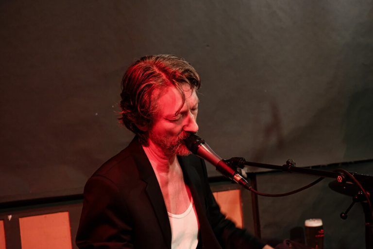 Mit der Band Inverno tritt Paul Winter als Sänger auf.