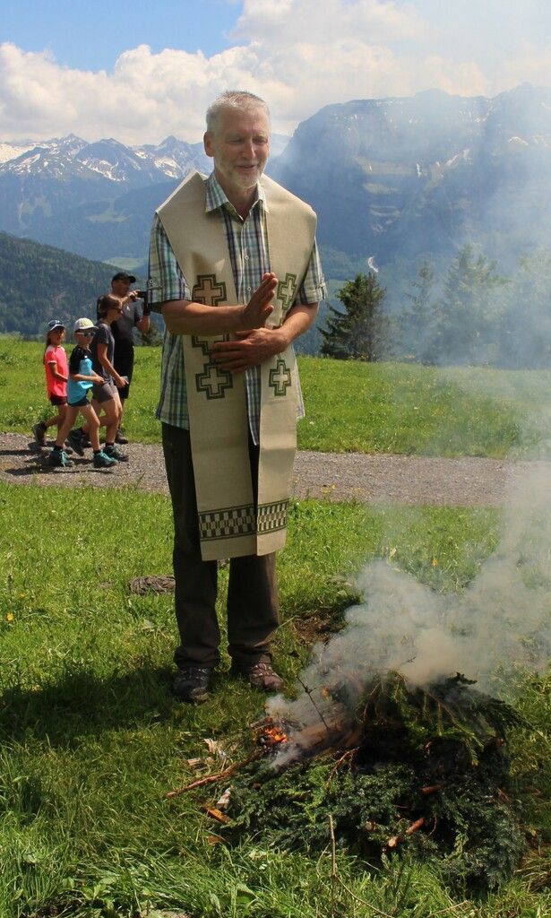 <p class="caption">Nach altem Brauch segnete Pfarrer Matt Salz, Wasser und Feuer.</p><p class="caption"/>