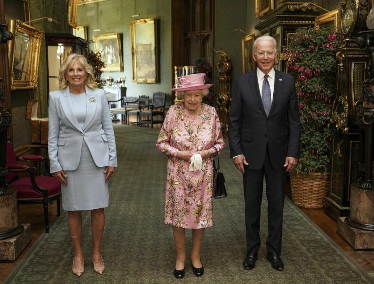 Nach der Begrüßung im Hof von Schloss Windsor ging es in die Innenräume. AP