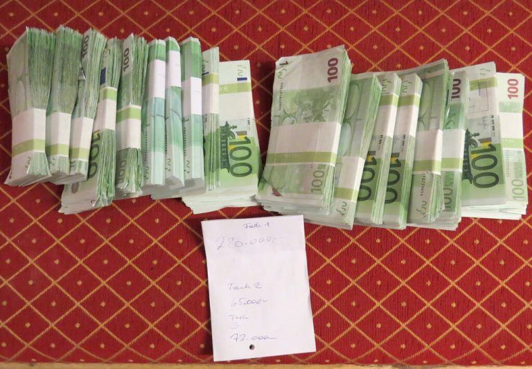 Neben dem Bargeld wurden auch zahlreiche Sparbücher gefunden. APA/BMF