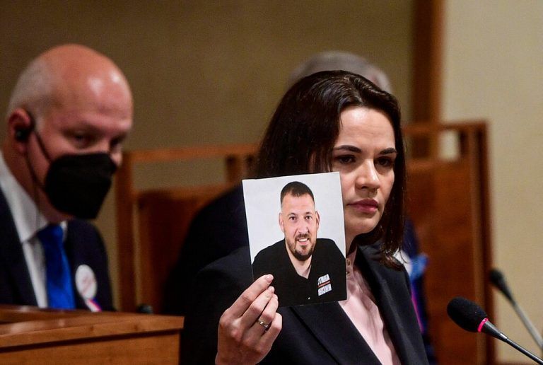 Oppositionsführerin Tichanowskaja zeigt ein Bild ihres Ehemannes. AFP