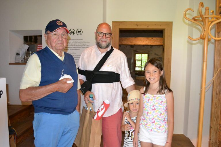 Oswald Wille, Egon Habicher mit Alissa und Stella.