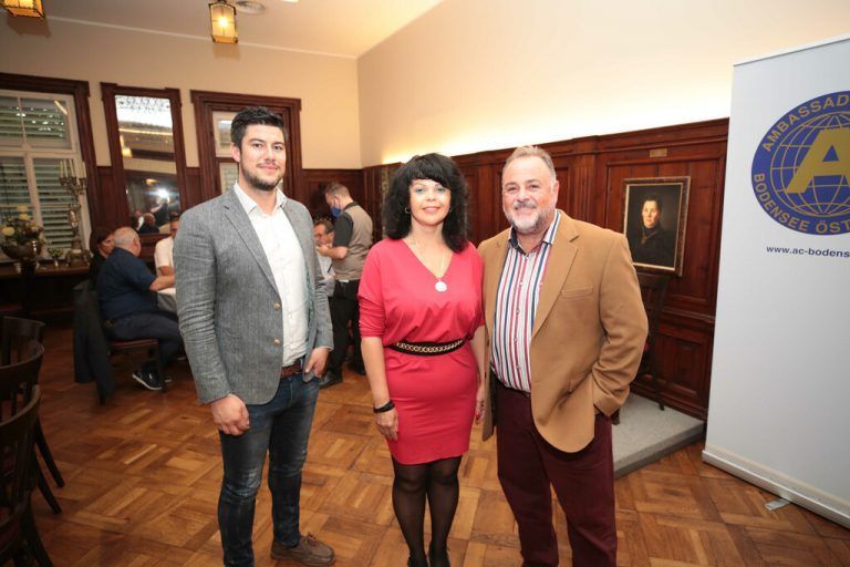 Pascal Kohlhaupt (Riva Home) mit Lilia Ritter und Michael Zorn.