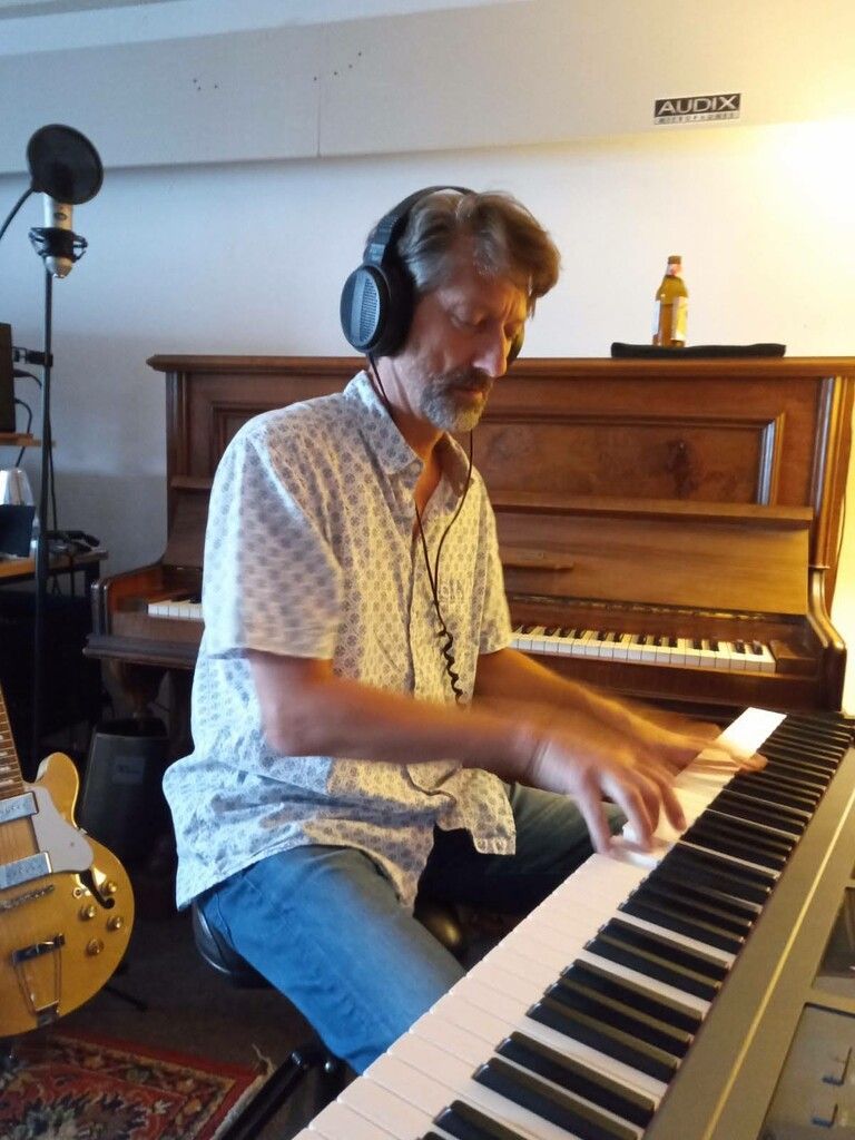 Paul Winter komponiert in seinem Studio in Nenzing.
