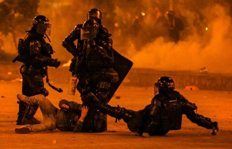 Polizisten nehmen während eines Protests gegen die Regierung von Kolumbiens Präsident Duque in Bogota einen Demonstranten fest. AFP