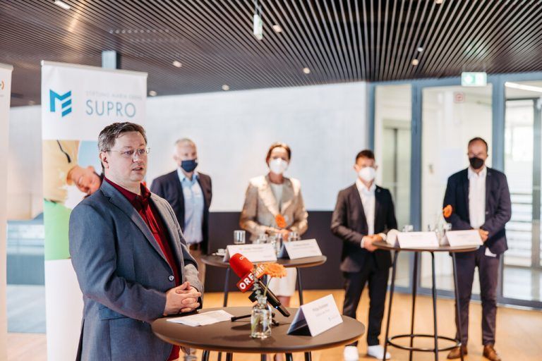 Primar Dr. Philipp Kloimstein und die Projektpartner stellten bei Getzner Werkstoffe in Bürs die neue Initiative Papageno - „Psychische Erste Hilfe“ - vor. IKP/Sams