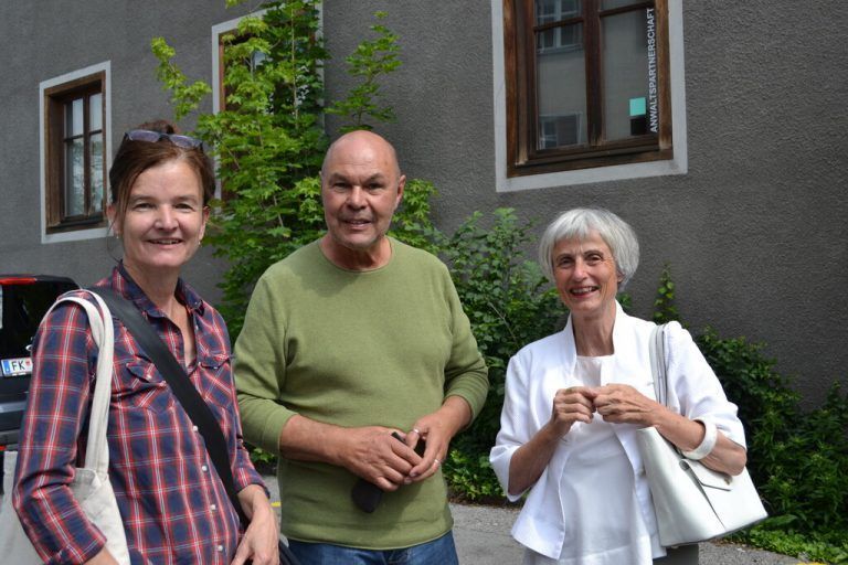 Projektmanagerin Brigitta Soraperra (l.), Künstler Dietmar Nigsch und Medizinerin Jutta Gnaiger. Bischof