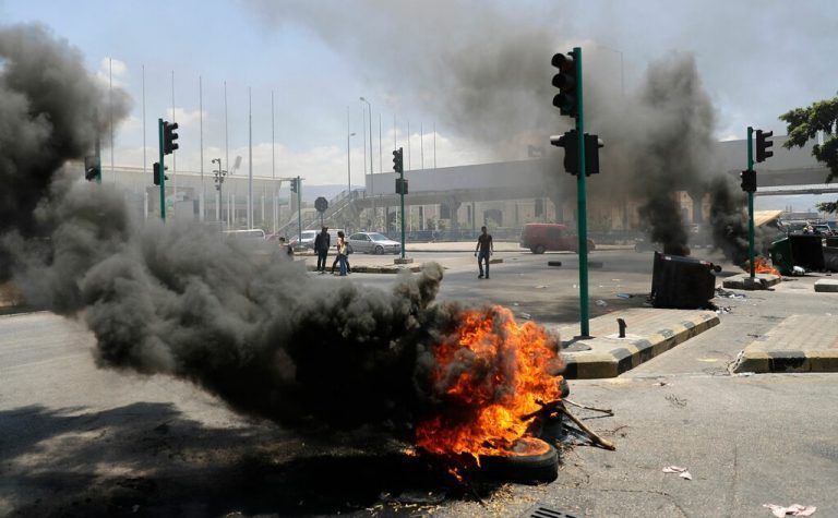 Protest gegen wirtschaftliche Zustände: Im libanesischen Beirut blockieren Demonstranten Straßen mit brennenden Autoreifen. AFP