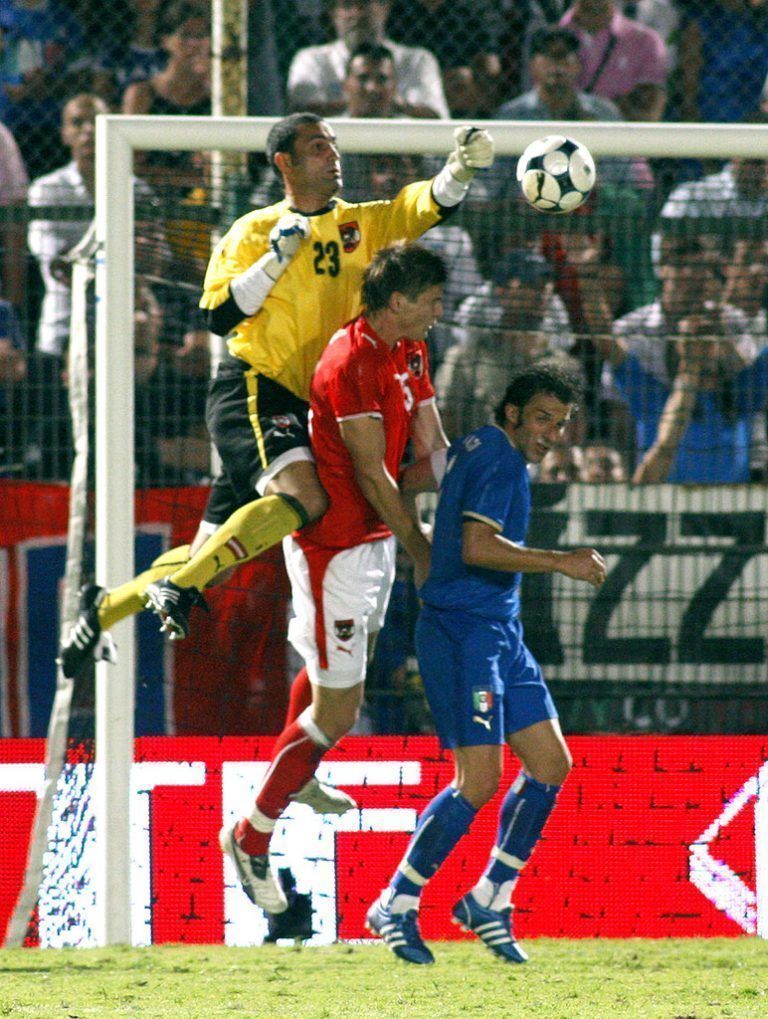 <p class="caption">Ramazan Özcan 2021 im Spiel gegen Italien mit Sebastian Prödl und Alessandro del Piero.<span class="media-container dcx_media_rtab" data-dcx_media_config="{}" data-dcx_media_type="rtab"> </span><span class="marker"><span class="copyright">gepa</span></span></p>