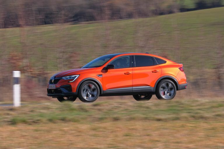 Renault Arkana: Die Europa-Version des frontgetriebenen SUV-Crossover-Coupés startet mit Benzin- und Vollhybridantrieb jetzt auf dem österreichischen Markt.