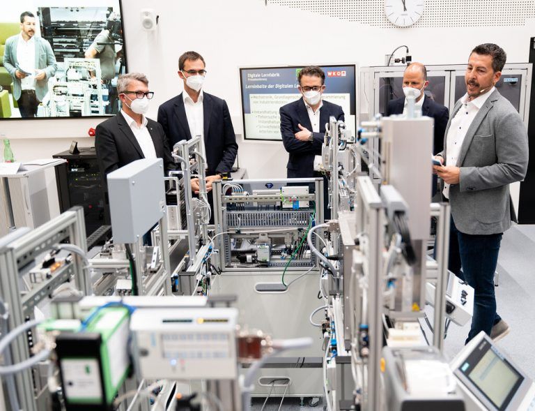 Rundgang der Initiatoren in der Lernfabrik.