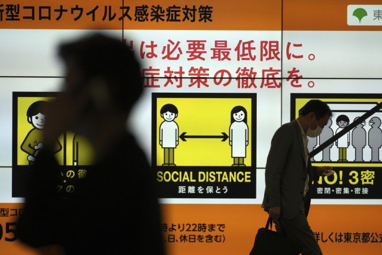 Schilder in der japanischen Hauptstadt Tokio weisen auf die wegen Corona gebotene soziale Distanzierung hin. AP