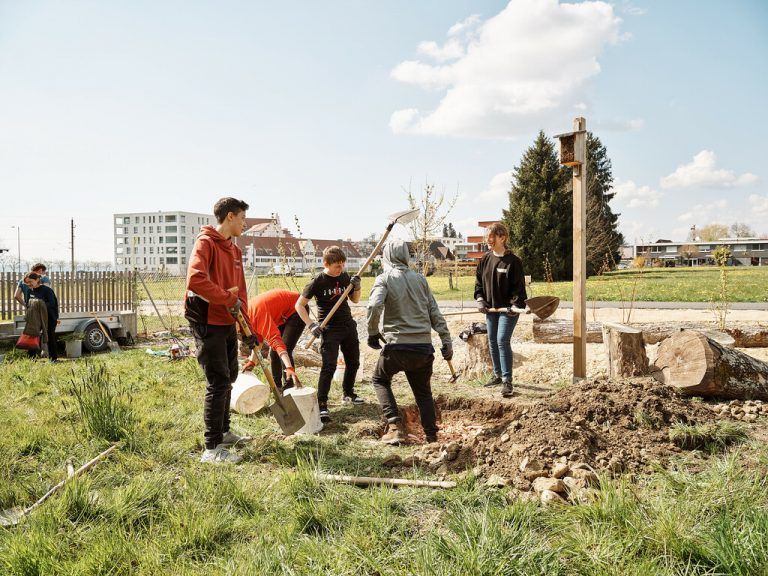 Schüler der 3a Klasse der Mittelschule Lochau bearbeiten den Boden beim Oberlochauerbach. Hier entsteht ein Lebensraum für Tiere und Pflanzen.
