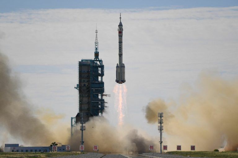 Sechs Stunden nach dem Start sind die Astronauten an der Raumstation angedockt.