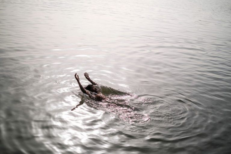 Sprung ins kühle Nass: Ein junger Bursche schwimmt im Tanasee in der Stadt Bahir Dar in Äthiopien ein paar Runden. AFP