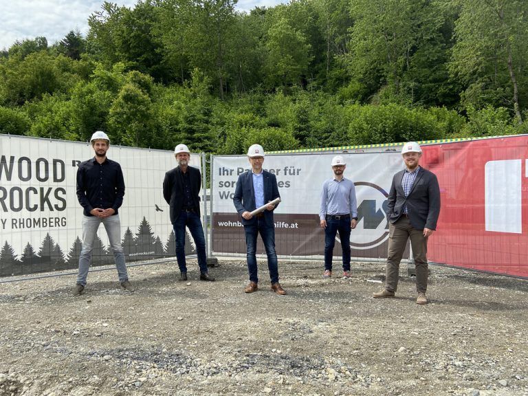 Startschuss (v.l.): Lukas Dobler (WoodRocks), Architekt Claus Schnetzer, Thomas Schöpf (WS), Simon Österle (Rhomberg) und Ortsvorsteher Michael Nemetschke. FA