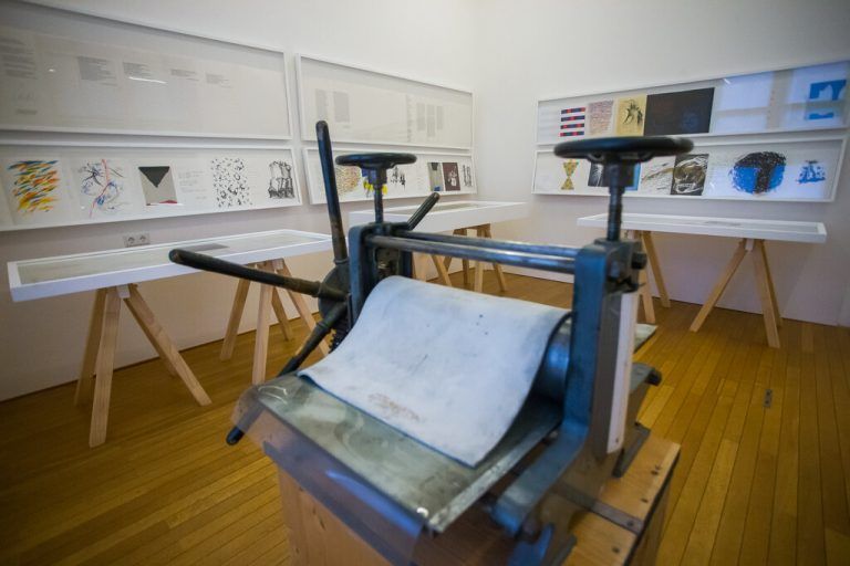 Techniken werden erläutert: Tiefdruckpresse im Ausstellungsraum.