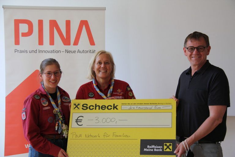 Theresa und Ursula Mayer übergeben den Scheck an Christoph Thoma. <span class="copyright">Pfadfinder Altenstadt-Levis</span>