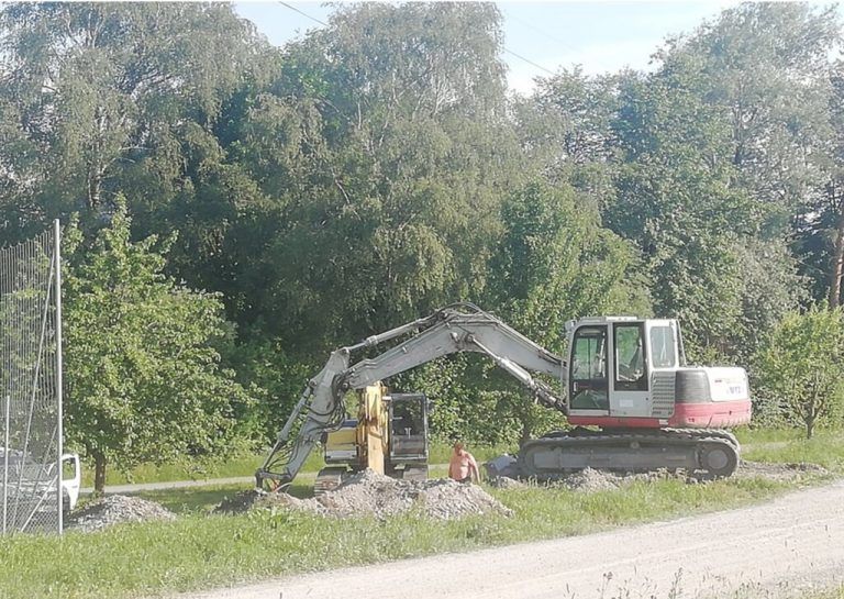 Unmittelbar hinter dem Hochwasserschutzdamm des Rheins wurden zwei temporäre Interventionsbrunnen gegraben. <span class="copyright">Mäser</span>