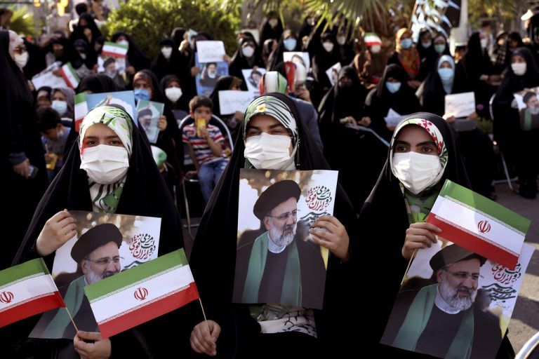 Unterstützer des Hardliners Ebrahim Raisi, des klaren Favoriten bei der Präsidentschaftswahl, schwenken Fahnen und Plakate in der Hauptstadt Teheran. AP