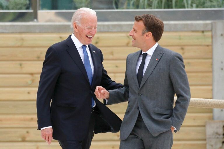 US-Präsident Biden scherzte mit Macron. AFP