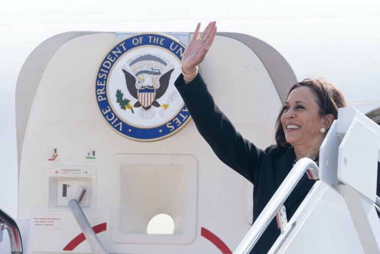 US-Vizepräsidentin Kamala Harris winkt, bevor sie an Bord von 