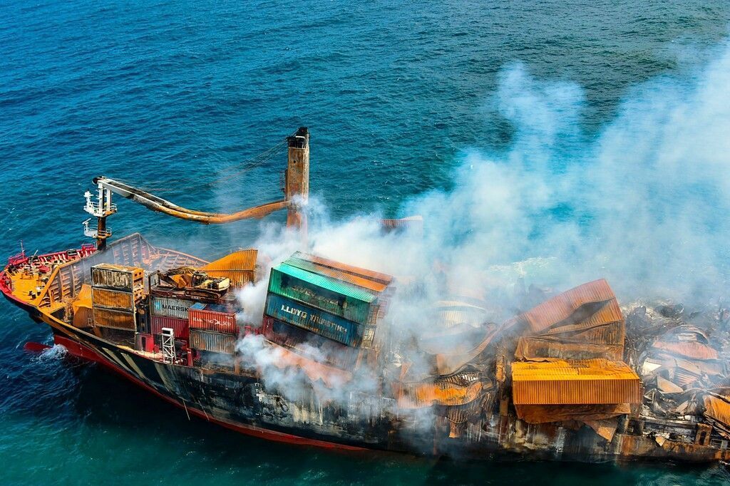 Mit Chemikalien und Mikroplastik beladenes Schiff sinkt vor Sri Lanka