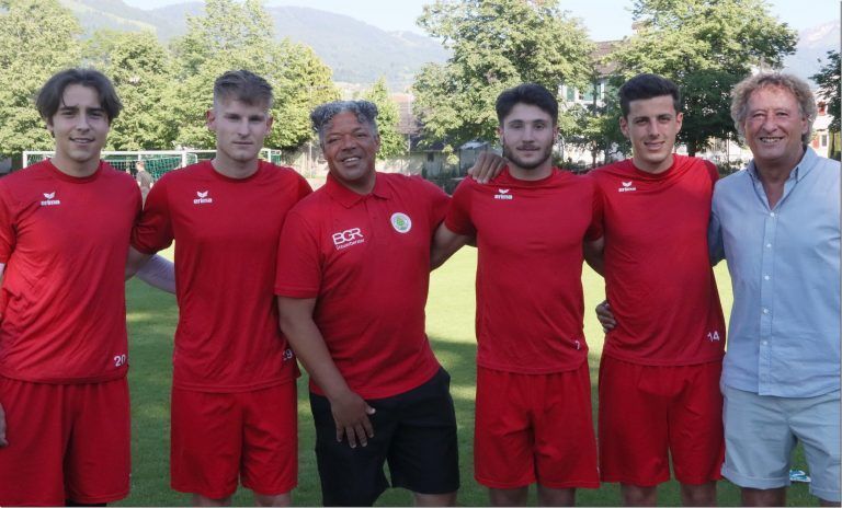 Sportdirektor Peter Handle (r.) mit den Dornbirner Neuzugängen Simon Bodrazic, Stefan Lauf, Trainer Eric Orie, Pierre Nagler und Kilian Bauernfeind. tk