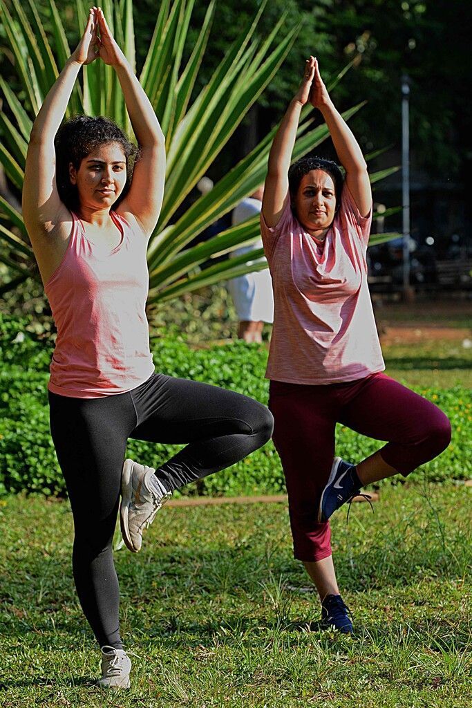 Vor dem Internationalen Yoga-Tag am heutigen Montag legen zwei Frauen in einem Park in Mumbai, in Indien, bereits eine Einheit ein. AFP