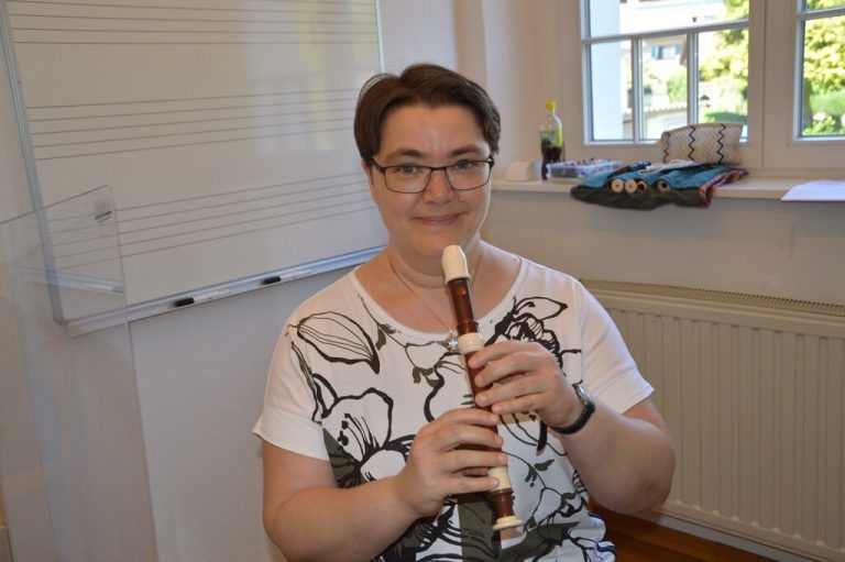„Was natürlich sehr fehlte, war das gemeinsame Musizieren, das Begleiten auf dem Instrument. Jetzt haben wir wieder normalen Unterricht, nur dass zwischen uns eine durchsichtige Trennwand steht oder wir Abstand halten müssen.“ Margit Arda, Lehrerin Blockflöte