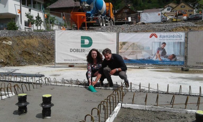 Wolfgang Schmieder und Alexandra Schalegg versenken die Zeitkapsel.