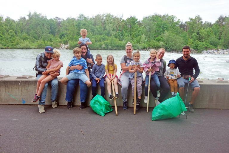 Zahlreiche freiwillige Helfer und viele Kinder räumten am Achufer auf.<span class="copyright">ama</span>