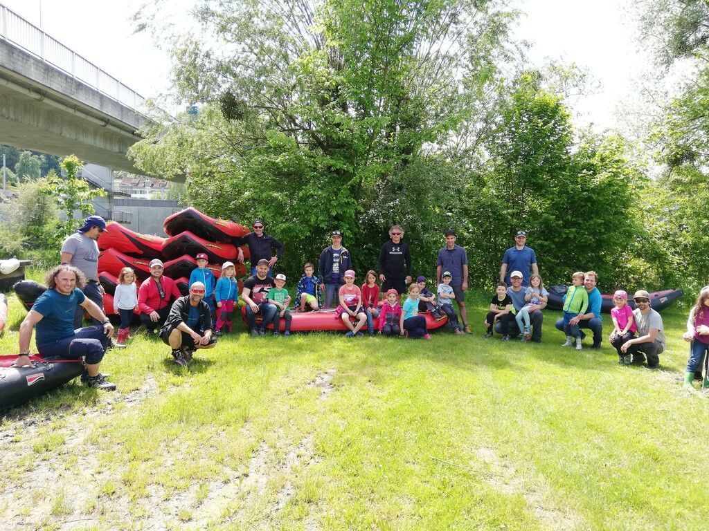 Väter und Kinder in einem Boot