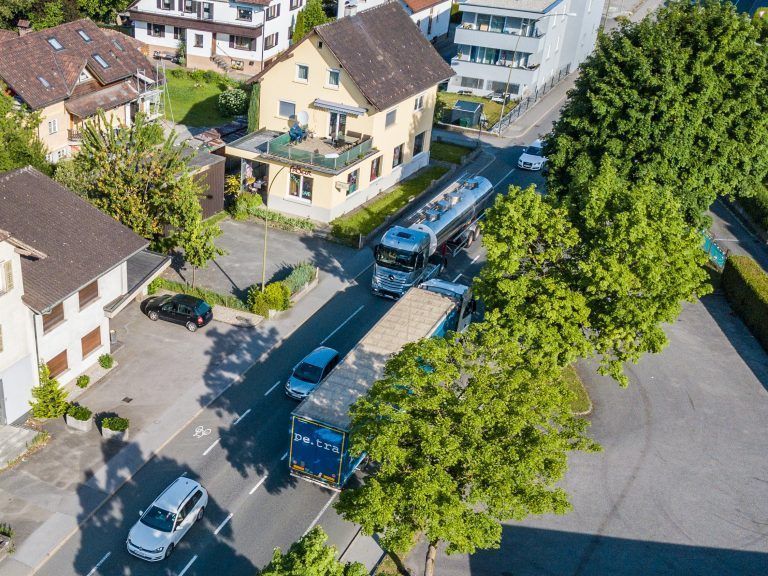 Schwerverkehr und Pkw auf der L203. Täglich fahren an die 20.000 Kraftfahrzeuge durch Lustenau.<span class="copyright"> VN/Sams</span>